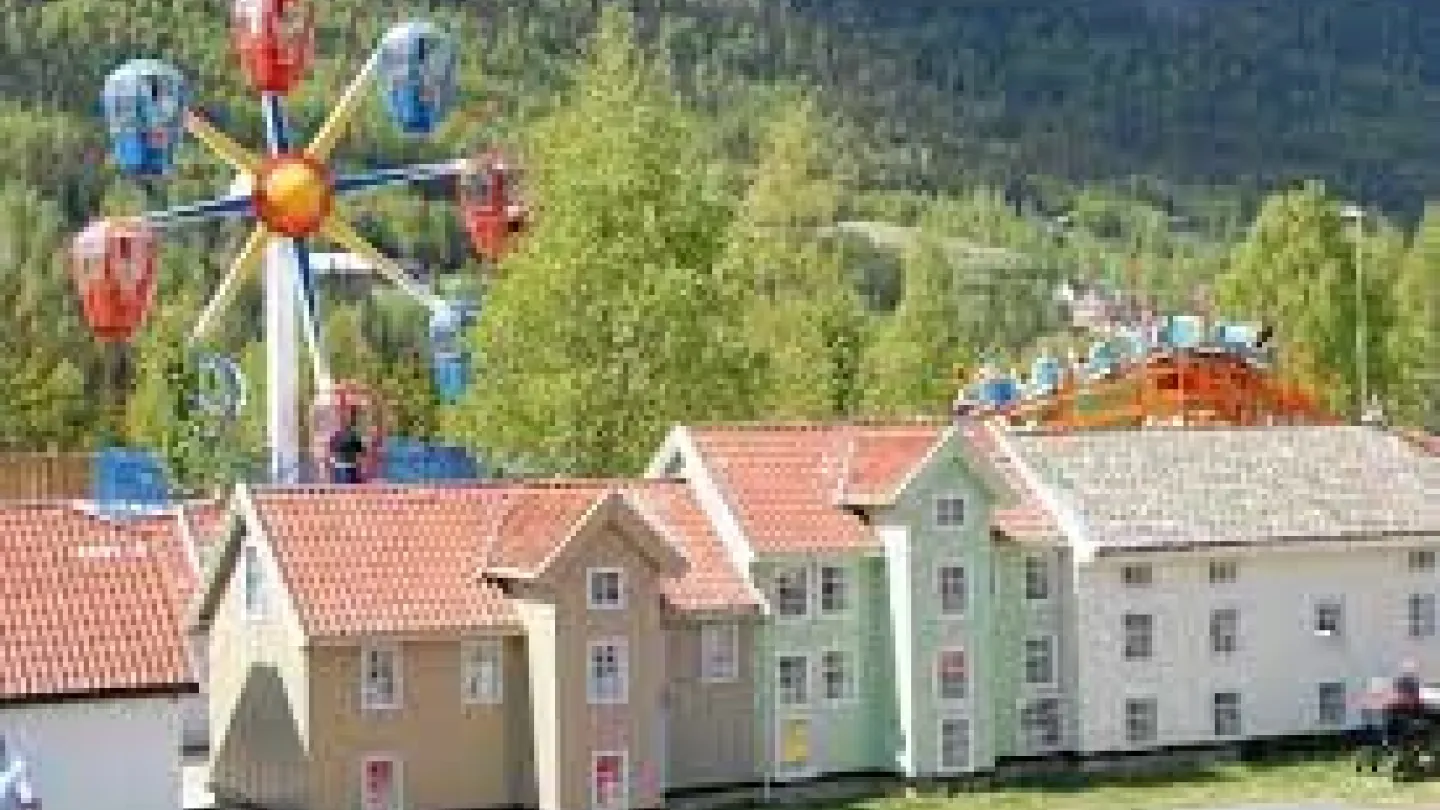Familiepark med miniatyr hus og karuseller - perfekt for gjester som overnatter på Lillehammer Turistsenter som vil ha familieaktivitet