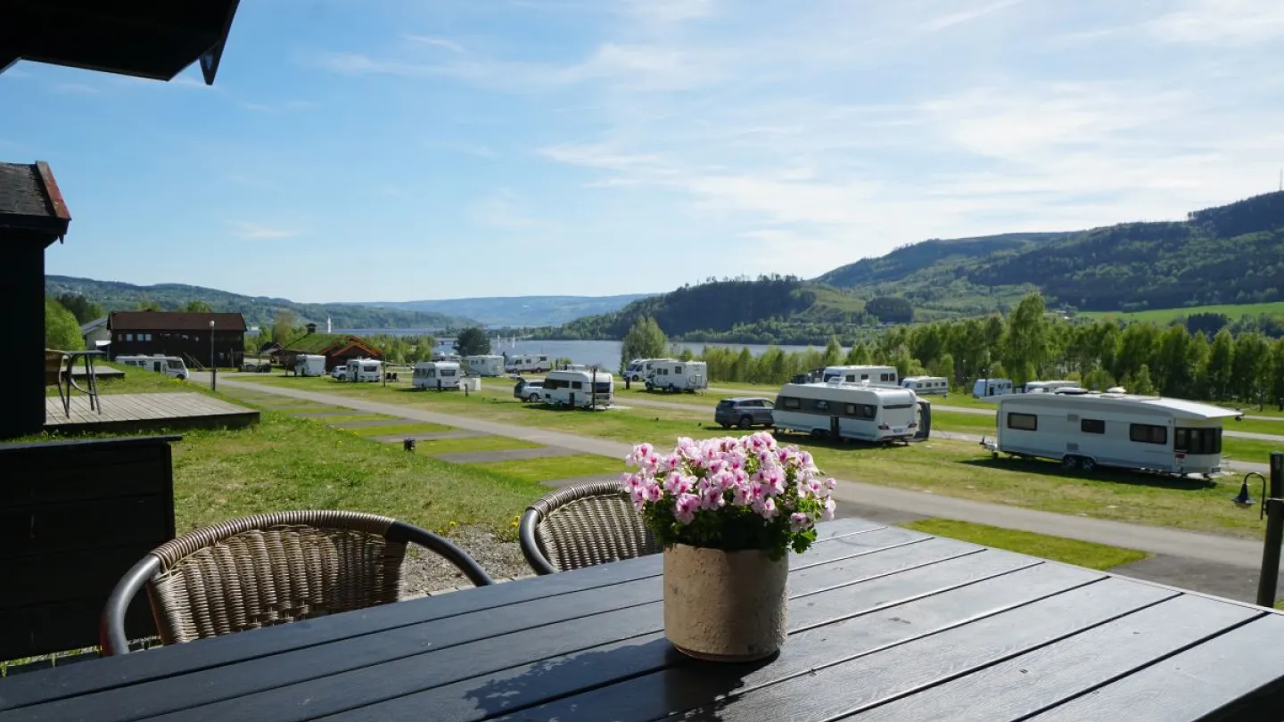 Utsikt fra hytte over campingplassen