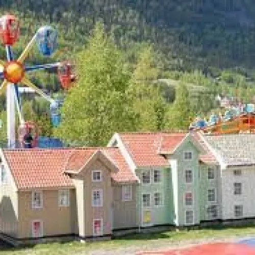 Familiepark med miniatyr hus og karuseller - perfekt for gjester som overnatter på Lillehammer Turistsenter som vil ha familieaktivitet