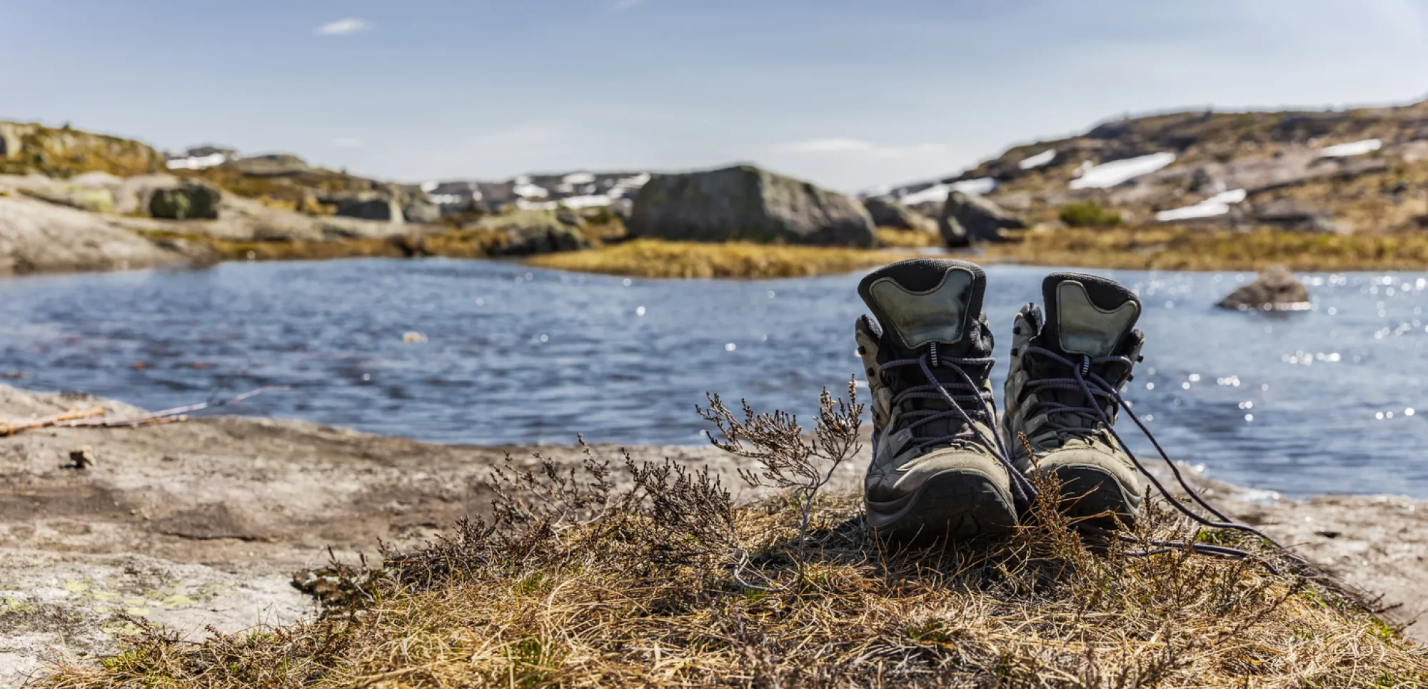 Vandrestøvler ved fjellvann – perfekt for fotturer og naturopplevelser blant ting å gjøre i Lillehammer