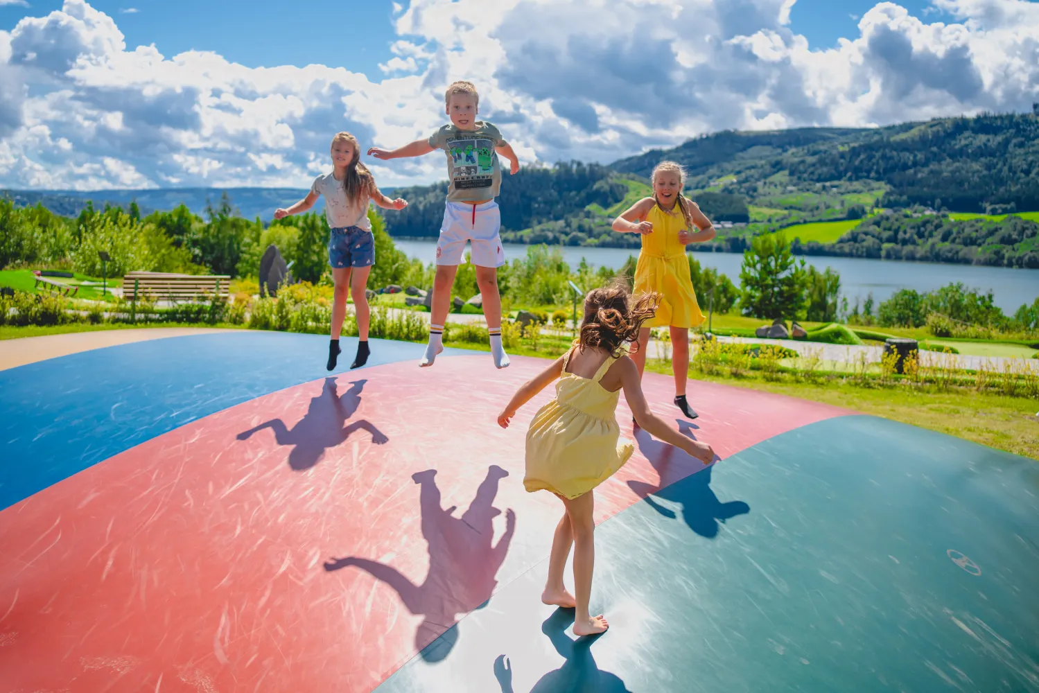 Barn som leker på hoppepute Lillehammer Turistsenter