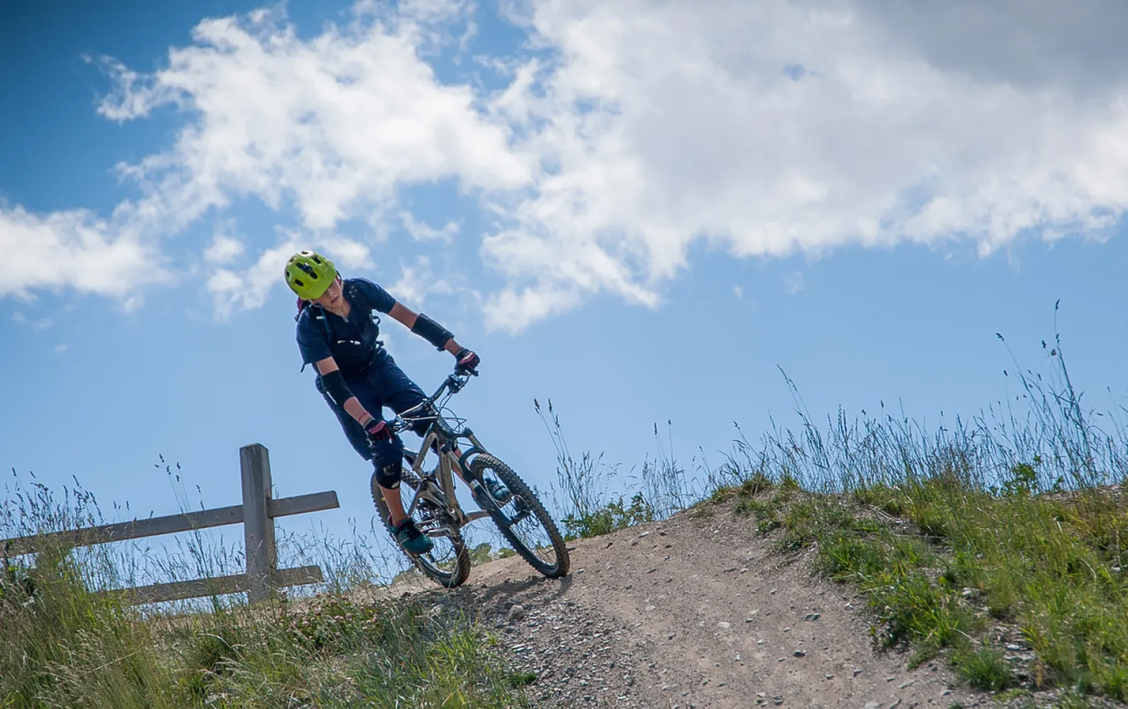 Gutt på terrengsykkel i Hafjell Bike Park – aktiv sommerdag i fjellet